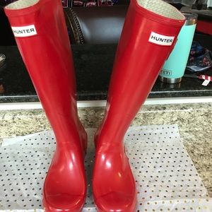 HUNTER Red Rainboots + Knit Socks